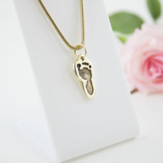 gold-sculpted-footprint-pendant-personalised-necklace