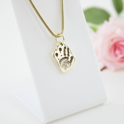 gold-sculpted-handprint-pendant-personalised-necklace