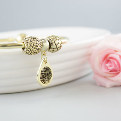 personalised-gold-teardrop-charm-memorial-fingerprint-finger-print-bracelet