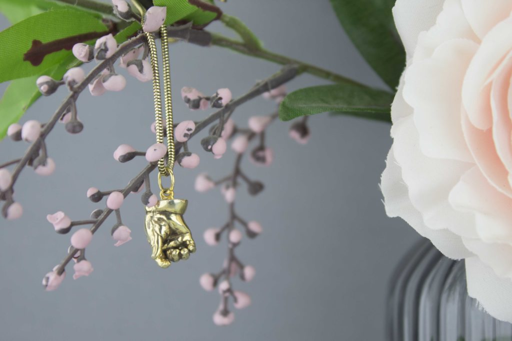 mini-gold-hand-jewellery-pendant-1